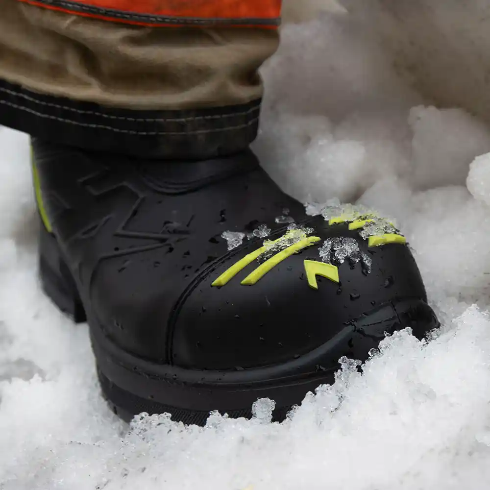 Close-up on Fire Eagle Air GX composite toe with profiled rubber toe cap with yellow accents for lightweight protection.